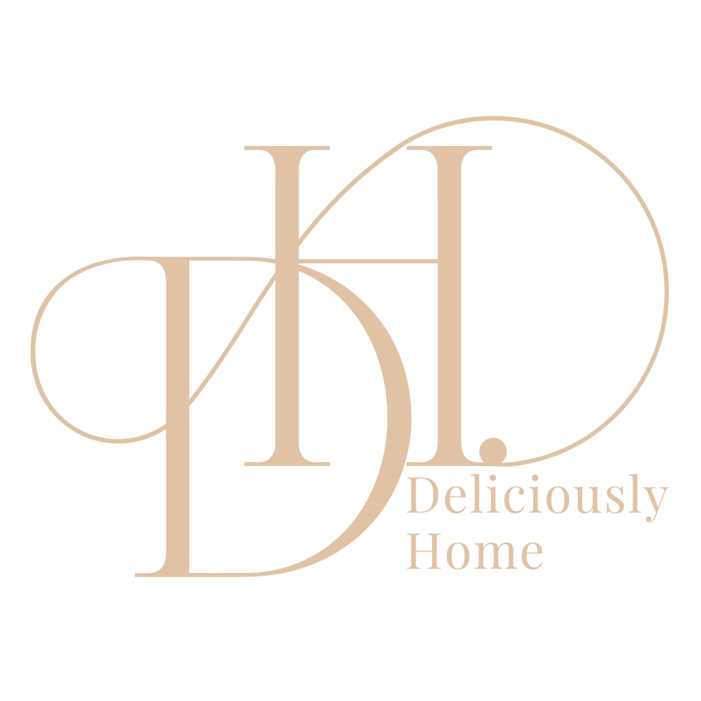 Logo de Deliciously Home, blog de recettes maison, décoration, livres et parfums