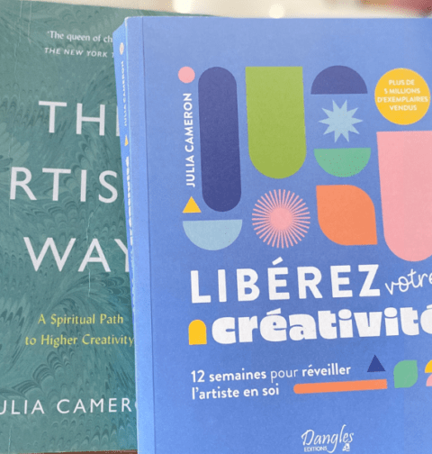 "The artist's way" ou "libérez votre créativité" en gros plan sur un bureau. Retrouvez toutes nos lectures sur Deliciously Home.