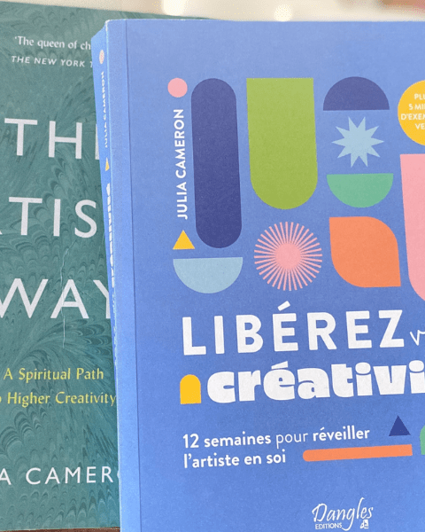 "The artist's way" ou "libérez votre créativité" en gros plan sur un bureau. Retrouvez toutes nos lectures sur Deliciously Home.