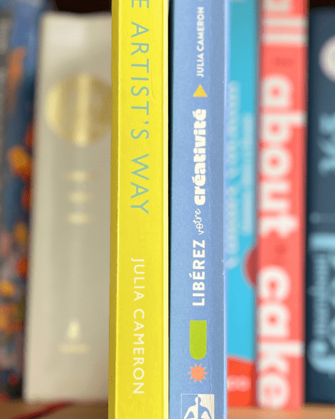 "The artist's way" ou "libérez votre créativité" en gros plan dans une bibliothèque. Retrouvez toutes nos lectures sur Deliciously Home.