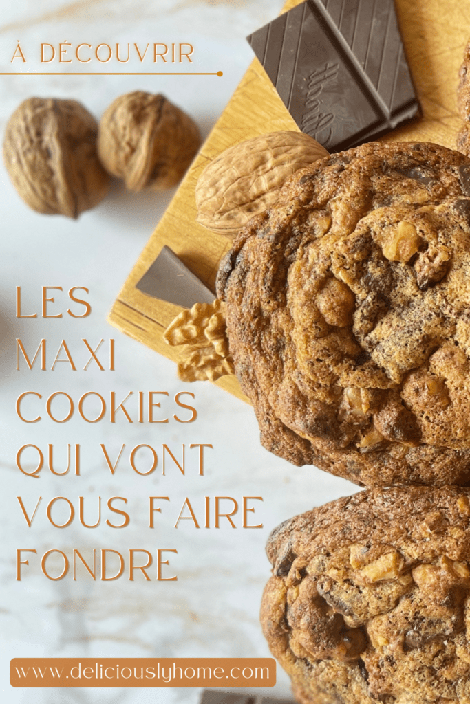 Fondez pour ces maxi cookies choco noir et noix, recette gourmande, présentée sur Deliciously Home avec une photo alléchante de cookies dorés et moelleux.