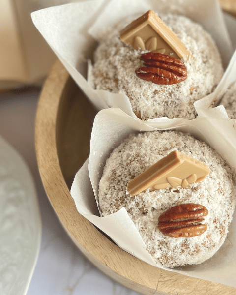 Recette des muffins Dulcey coco pécan, délicieusement moelleux et garnis de chocolat blond, noix de pécan noix de coco torréfiées, idéale pour l'automne, à retrouver sur Deliciously Home.