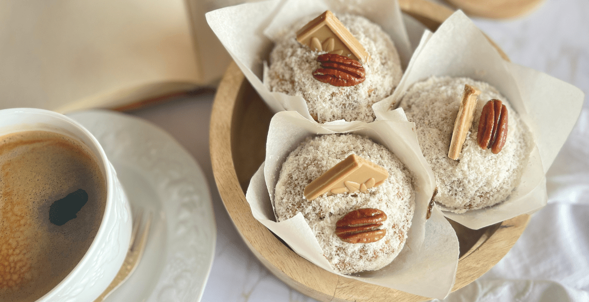 Recette des muffins Dulcey coco pécan, délicieusement moelleux et garnis de chocolat blond, noix de pécan noix de coco torréfiées, idéale pour l'automne, à retrouver sur Deliciously Home.