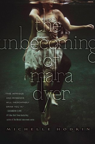 The Unbecoming of Mara Dyer de Michelle Hodkin : Une adolescente avec des pouvoirs surnaturels tente de comprendre sa part de responsabilité dans des événements tragiques. (Thriller psychologique / Romance paranormale / Jeunesse).