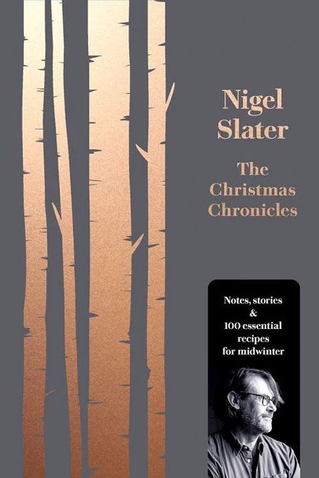 The Christmas Chronicles de Nigel Slater, une ode aux plaisirs de l’hiver avec des recettes gourmandes, des souvenirs tendres et une ambiance hivernale réconfortante. Sélection Nos envies de lire – Décembre 2024, Deliciously Home.