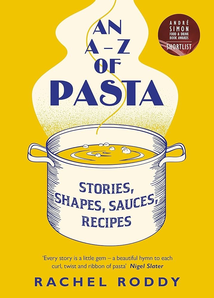 An A-Z of Pasta de Rachel Roddy, un hommage passionné aux pâtes italiennes, entre anecdotes historiques, recettes authentiques et astuces pour sublimer chaque forme. Sélection Nos envies de lire – Décembre 2024, Deliciously Home.