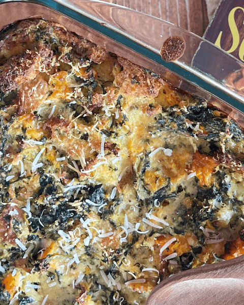 Présentation du bread pudding à la courge et aux épinards. Recette sur Deliciously Home.