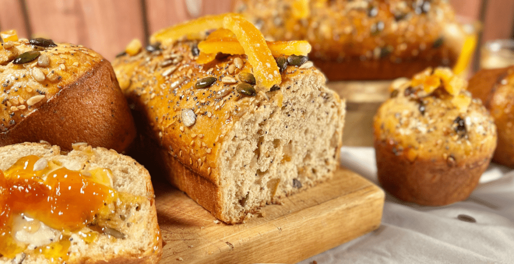 Image de brioches maison moelleuses aux graines et écorces d’agrumes confites, parfaites pour le petit déjeuner ou le goûter. Une brioche dorée et gourmande, idéale pour les fêtes ou un moment cocooning.