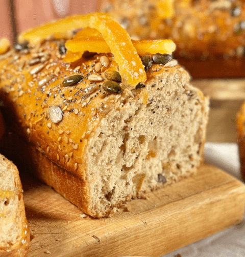 Image de brioches maison moelleuses aux graines et écorces d’agrumes confites, parfaites pour le petit déjeuner ou le goûter. Une brioche dorée et gourmande, idéale pour les fêtes ou un moment cocooning.