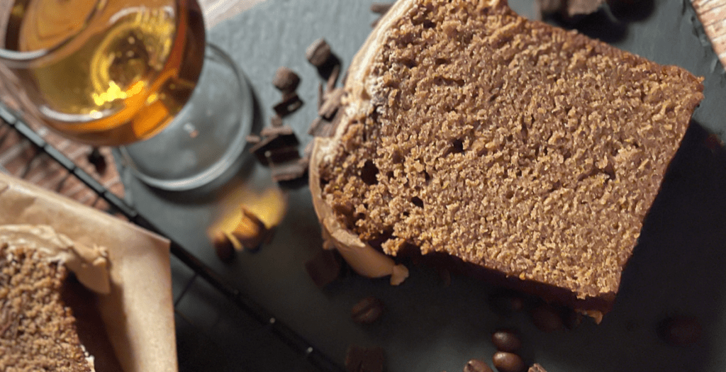 Cake double espresso fait maison avec glaçage au café, décoré de grains de café chocolatés, parfait pour les amateurs de desserts au café. Recette sur Deliciously Home.