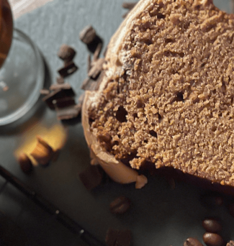 Cake double espresso fait maison avec glaçage au café, décoré de grains de café chocolatés, parfait pour les amateurs de desserts au café. Recette sur Deliciously Home.