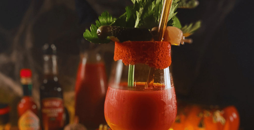 Image rapprochée d'un cocktail halloweenesque, le "bloody mary", avec son décor sur le thème d'Halloween. Recette sur Deliciously Home.