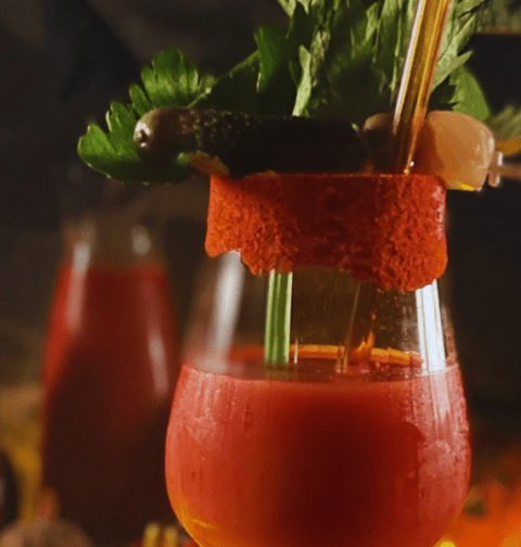 Image rapprochée d'un cocktail halloweenesque, le "bloody mary", avec son décor sur le thème d'Halloween. Recette sur Deliciously Home.