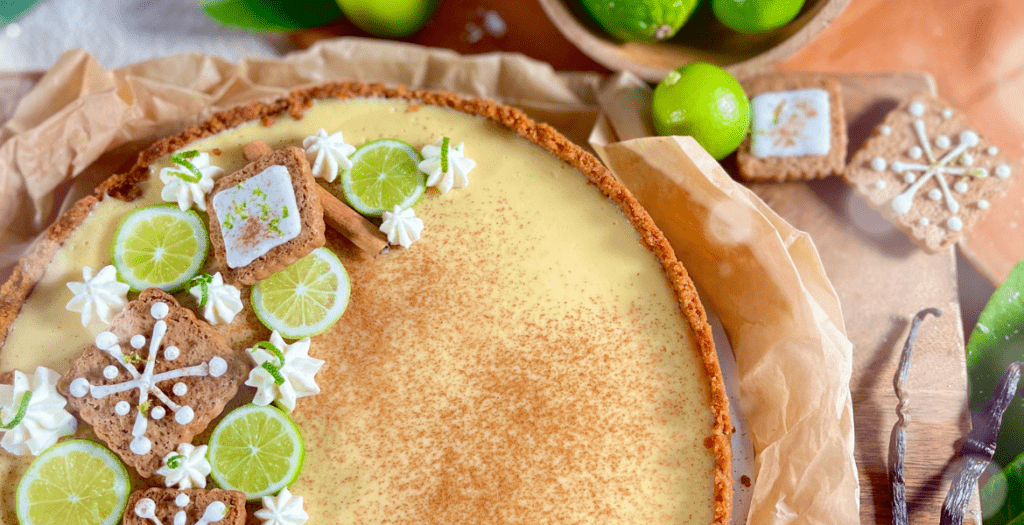 Découvrez cette Key Lime Pie, un dessert onctueux et acidulé avec des tranches de citron vert et une garniture de crème fouettée. Parfaite pour ajouter une touche de fraîcheur à votre table de desserts.