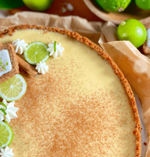 Découvrez cette Key Lime Pie, un dessert onctueux et acidulé avec des tranches de citron vert et une garniture de crème fouettée. Parfaite pour ajouter une touche de fraîcheur à votre table de desserts.