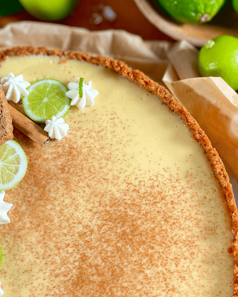 Découvrez cette Key Lime Pie, un dessert onctueux et acidulé avec des tranches de citron vert et une garniture de crème fouettée. Parfaite pour ajouter une touche de fraîcheur à votre table de desserts.