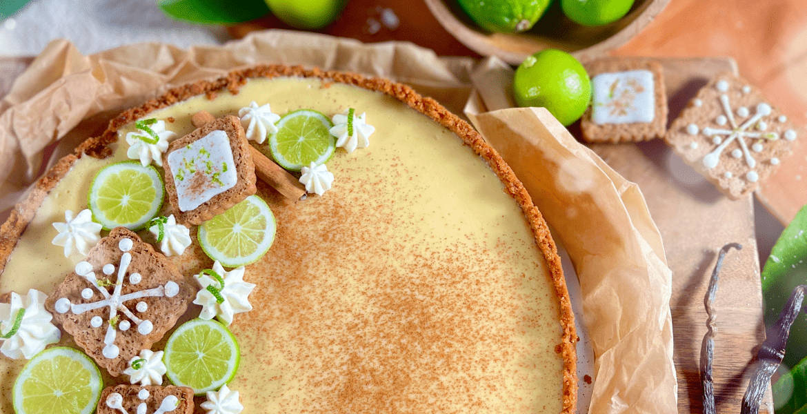 Découvrez cette Key Lime Pie, un dessert onctueux et acidulé avec des tranches de citron vert et une garniture de crème fouettée. Parfaite pour ajouter une touche de fraîcheur à votre table de desserts.