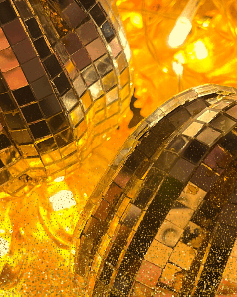 Défi craft pour Halloween : Disco Pumpkins ou citrouilles à facettes. Retrouvez toutes nos idées sur Deliciously Home.