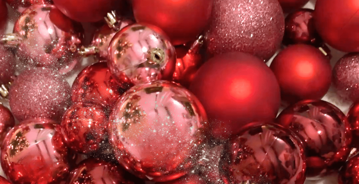 Explorez notre projet phare de Noël 2024 : une guirlande de boules en grappes faite main, ajoutant une touche élégante et lumineuse à votre sapin. Retrouvez toutes nos astuces DIY sur Deliciously Home et laissez-vous inspirer par la magie des fêtes.