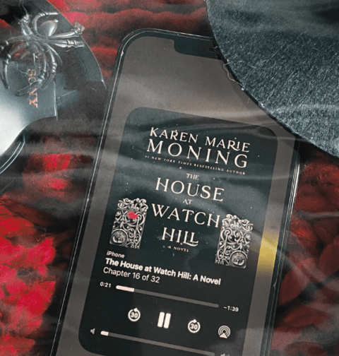 "The House at Watch Hill" de Karen Marie Moning, livre du book club Deliciously Home pour le mois d'octobre 2024, tiré de la sélection "Envies de lire : 6 lectures halloweenesques pour cet automne".