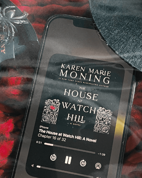 "The House at Watch Hill" de Karen Marie Moning, livre du book club Deliciously Home pour le mois d'octobre 2024, tiré de la sélection "Envies de lire : 6 lectures halloweenesques pour cet automne".