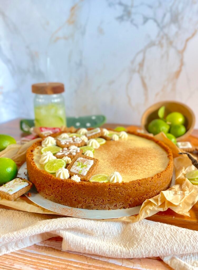 Key Lime Pie entière garnie de crème fouettée et de tranches de citron vert. Un dessert à la fois frais et gourmand, parfait pour les amateurs de saveurs acidulées.