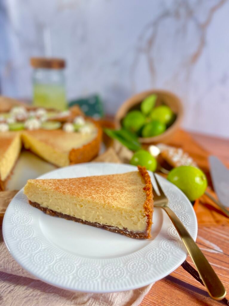 Gros plan sur une tranche de Key Lime Pie : une garniture onctueuse avec une base croquante, saupoudrée de cannelle. Un dessert parfait pour une fin de repas rafraîchissante.