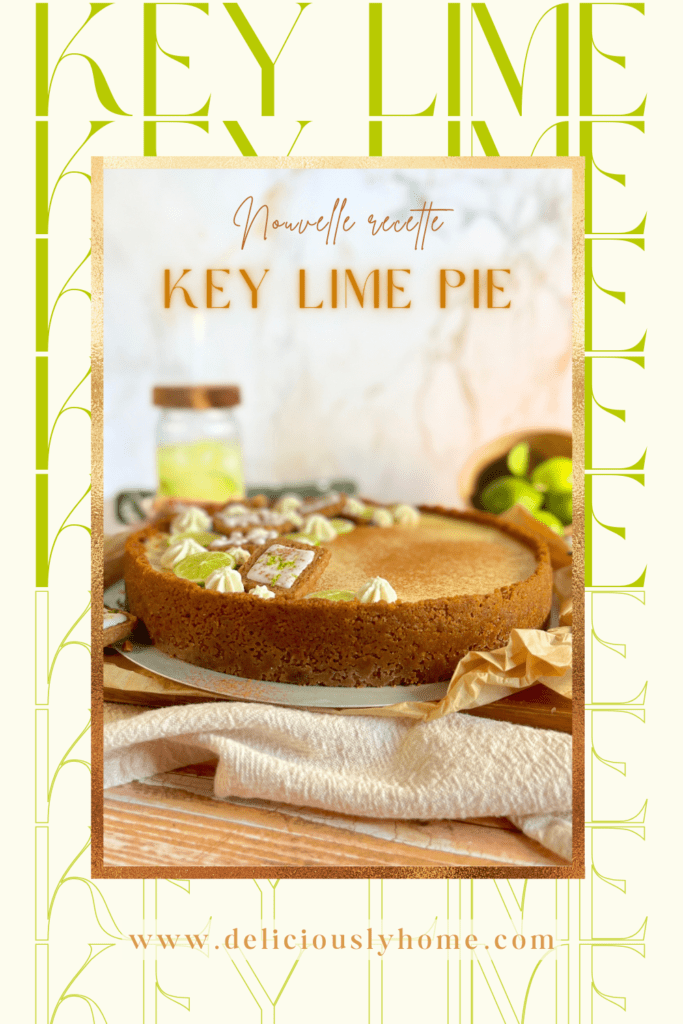 Une présentation élégante de la Key Lime Pie, ornée de tranches de citron vert et de petites touches de crème fouettée, offre un dessert rafraîchissant et visuellement enchanteur pour tous les amateurs de saveurs acidulées.