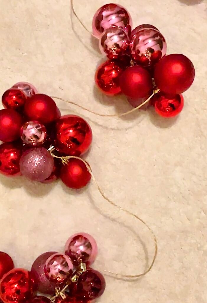 pprenez à assembler des grappes de boules de Noël pour créer une guirlande DIY festive. Mélangez différentes tailles et textures de boules pour un effet visuel unique et élégant. Suivez nos étapes simples sur Deliciously Home pour une décoration de sapin faite maison qui émerveillera vos fêtes.