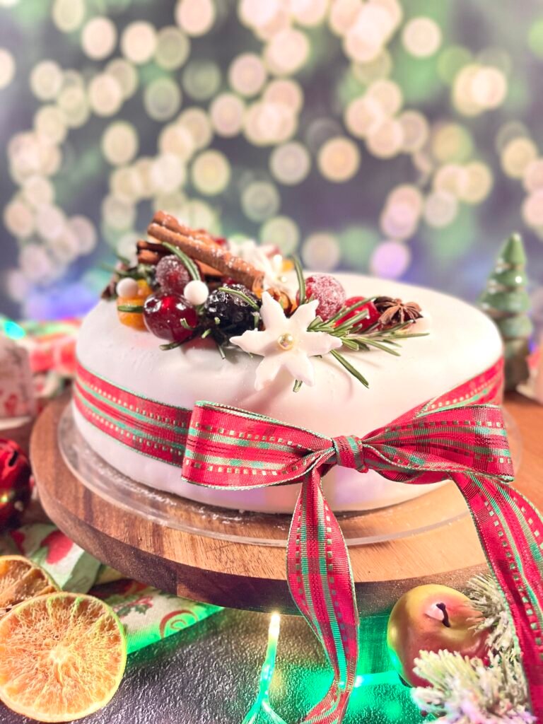 christmas cake traditionnel deliciouslyhome article1 Un Christmas Cake comme une boîte à bijoux, parsemé de fruits confits et d’épices, une ode à la générosité et aux traditions de Noël sur Deliciously Home.