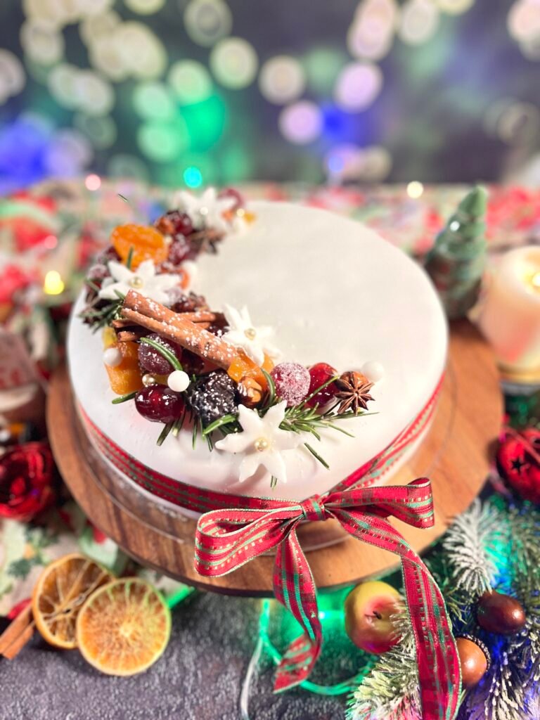 christmas cake traditionnel deliciouslyhome article2 Un dessert festif riche en symboles : ce Christmas Cake mêle douceur, épices et souvenirs, parfait pour capturer la magie des fêtes sur Deliciously Home.