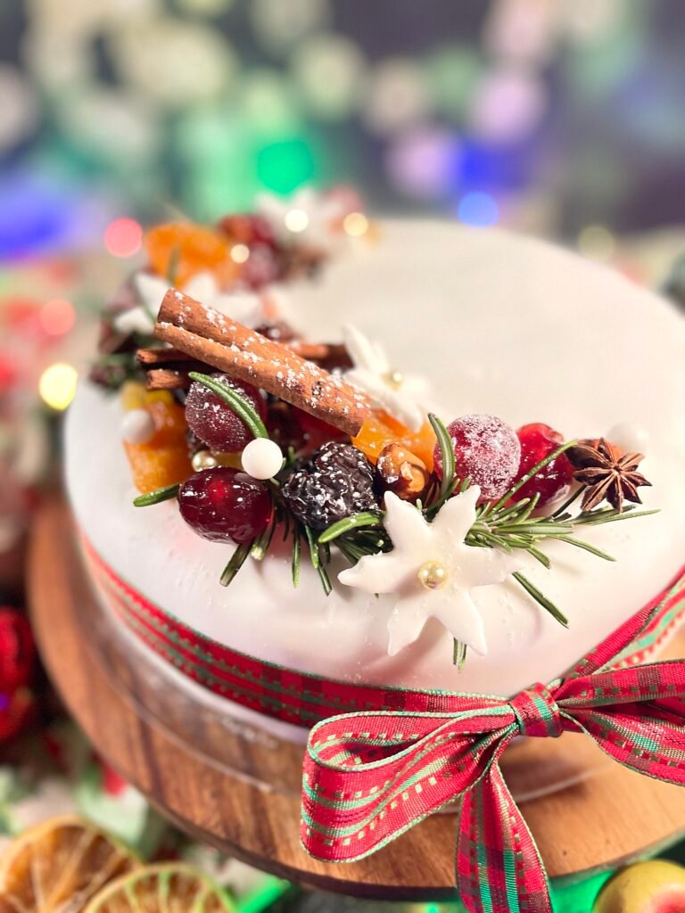 christmas cake traditionnel deliciouslyhome article3 Les détails élégants d’un Christmas Cake fait maison : fruits brillants, épices et étoiles sucrées, une invitation à rêver Noël autrement avec Deliciously Home.