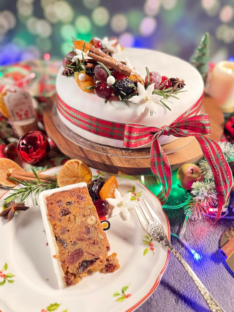christmas cake traditionnel deliciouslyhome article4 Une tranche de Christmas Cake révélant sa texture moelleuse et ses trésors fruités, une gourmandise patiemment élaborée pour les moments partagés avec et chez Deliciously Home.