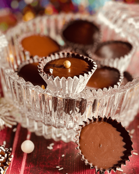 Bonbons de Noël au chocolat noir praliné faits maison, présentés dans des caissettes en aluminium rétro pour une ambiance festive. Recette sur Deliciously Home.