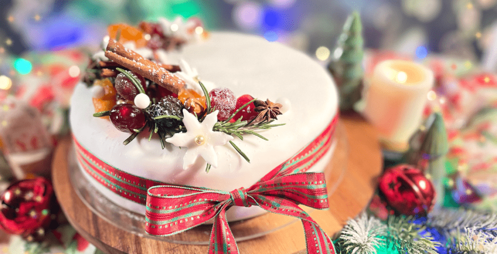 Le Christmas Cake traditionnel sur Deliciously Home : un gâteau riche en fruits confits et épices, pensé pour sublimer vos fêtes avec simplicité et élégance.