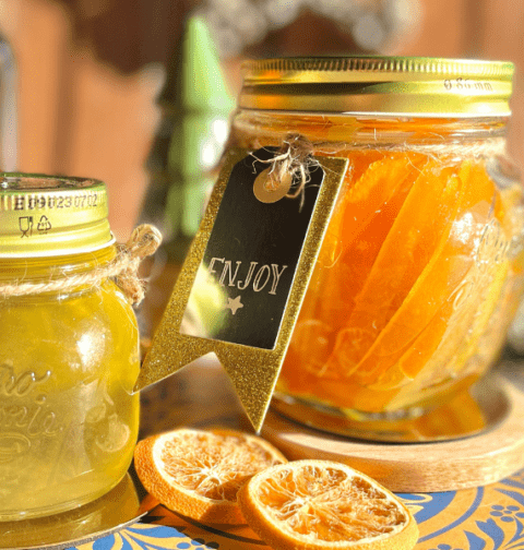 Écorces d’agrumes confites maison – oranges, citrons et pamplemousses étalés sur une grille, parfaitement translucides et sucrées. Recette facile et festive de Deliciously Home. Recette sur Deliciously Home.