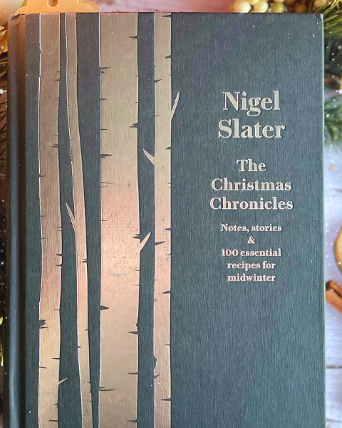 Découvrez The Christmas Chronicles de Nigel Slater, un livre mêlant recettes, récits et traditions pour célébrer l’hiver avec chaleur et gourmandise. Avis sans spoiler disponible sur DeliciouslyHome.com