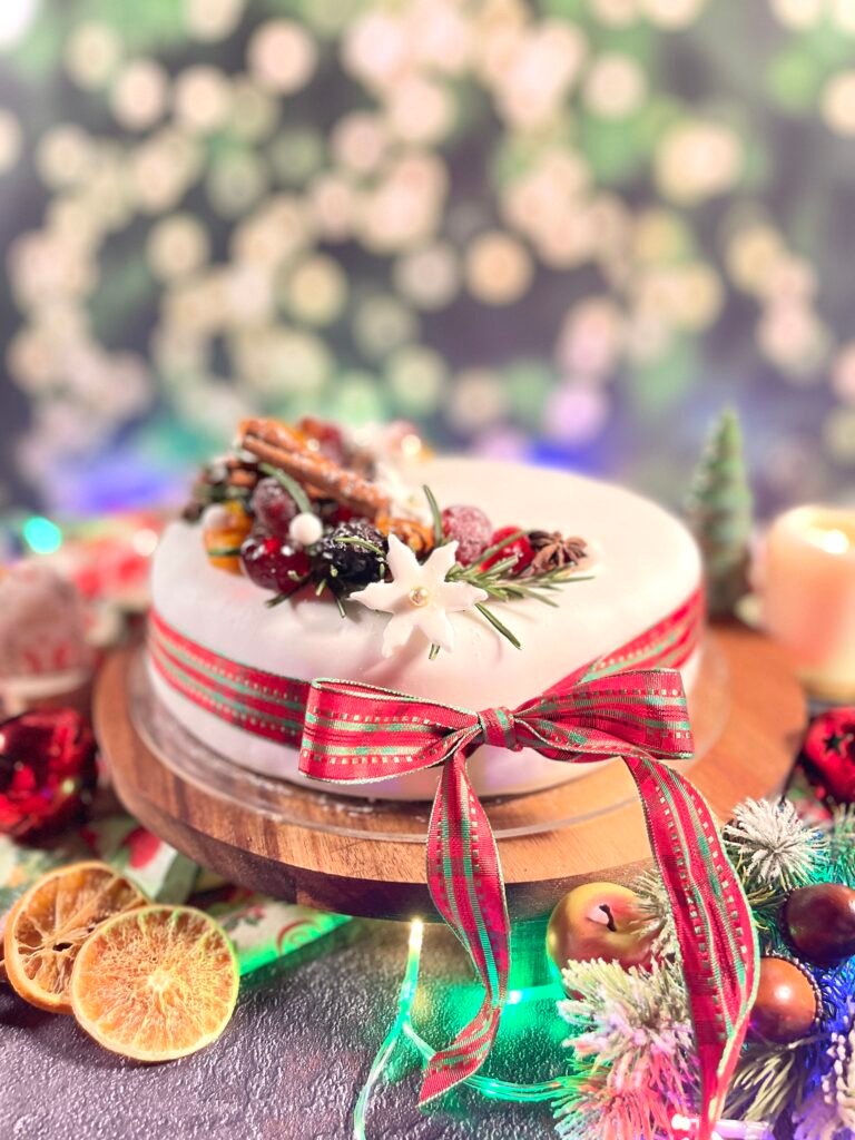 the christmas chronicles nigel slater deliciouslyhome christmascake Un Christmas Cake comme une boîte à bijoux, parsemé de fruits confits et d’épices, une ode à la générosité et aux traditions de Noël sur Deliciously Home.