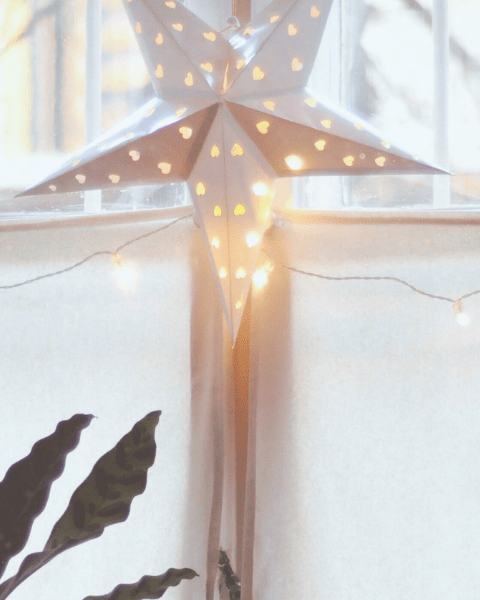 Découvrez sur DeliciouslyHome.com comment intégrer des jeux de lumière pour transformer votre maison en véritable cocon cet hiver.