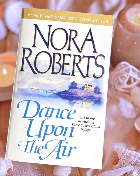 Image d’en-tête pour l’article du Book Club Deliciously Home sur Dance Upon the Air. Une invitation à découvrir cette romance envoûtante sur fond de sorcellerie et de résilience. Retrouvez notre avis détaillé sur www.deliciouslyhome.com.