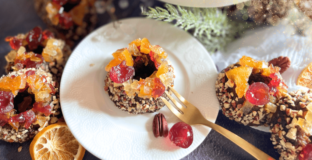 Les Petits joyaux aux fruits confits de Deliciously Home, sublimés par leurs éclats de fruits confits et leur enrobage de noix de pécan, incarnent la gourmandise festive. Une recette artisanale parfaite pour illuminer l’hiver et prolonger la douceur des fêtes. Retrouvez la recette complète sur deliciouslyhome.com.