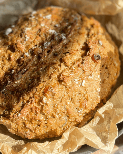Pain rustique au seigle, graines et raisins dorés – un pain nourrissant aux notes maltées et légèrement sucrées, parfait pour un petit-déjeuner gourmand ou une pause réconfortante. Recette détaillée sur www.deliciouslyhome.com.