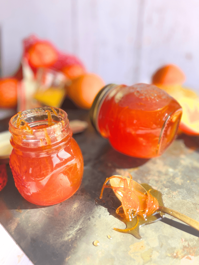marmelade oranges sanguines deliciouslyhome article3 Cette marmelade d’oranges sanguines offre une explosion de saveurs entre acidité et douceur caramélisée, parfaite sur du pain grillé. Tous les détails sur www.deliciouslyhome.com.