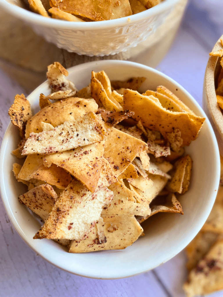 Recette originale de chips de pain libanais aromatisées au sumac et sel, proposée par Deliciously Home.