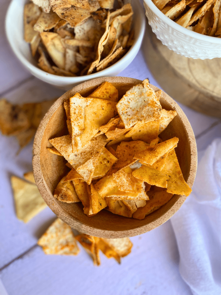 Chips de pain libanais saveur barbecue maison, un apéritif croquant signé Deliciously Home.