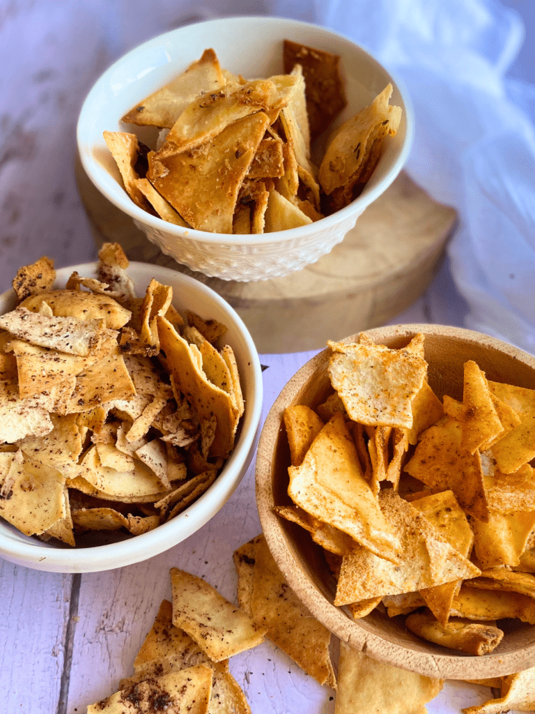 Chips de pain libanais croustillantes maison, trio de saveurs savoureuses par Deliciously Home.