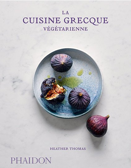Couverture du livre "La cuisine grecque végétarienne" de Heather Thomas. Une célébration méditerranéenne du printemps à travers des recettes végétales simples et solaires. Sélection mai 2025 du blog www.deliciouslyhome.com.