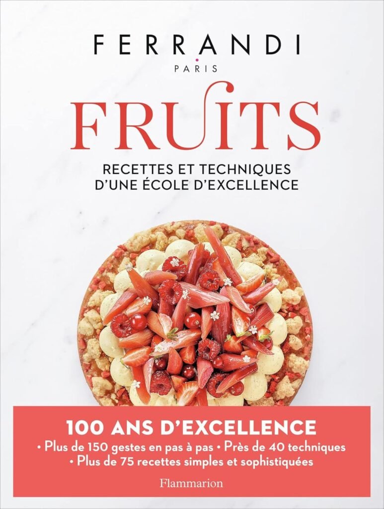 Couverture du livre "Fruits" par l'école de cuisine Ferrandi Paris. Techniques et recettes raffinées autour des fruits, pour une cuisine de printemps élégante et créative. Sélection mai 2025 de www.deliciouslyhome.com.