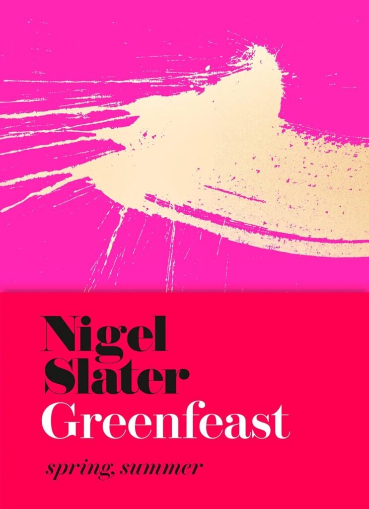 Couverture de "Greenfeast Spring/Summer" de Nigel Slater. Une ode aux légumes de printemps et d’été, dans une cuisine végétale généreuse, intuitive et profondément saisonnière. Sélection www.deliciouslyhome.com.