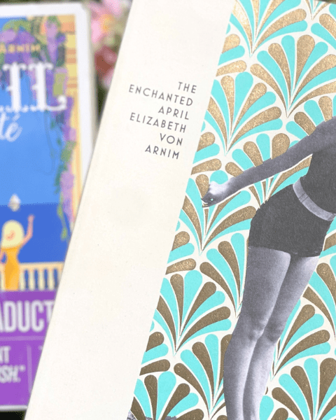 Les éditions française et anglaise d’Avril Enchanté d’Elizabeth von Arnim, photographiées en plein printemps pour le DH book club sur Deliciously Home, dans un éclat de fleurs et de lumière.